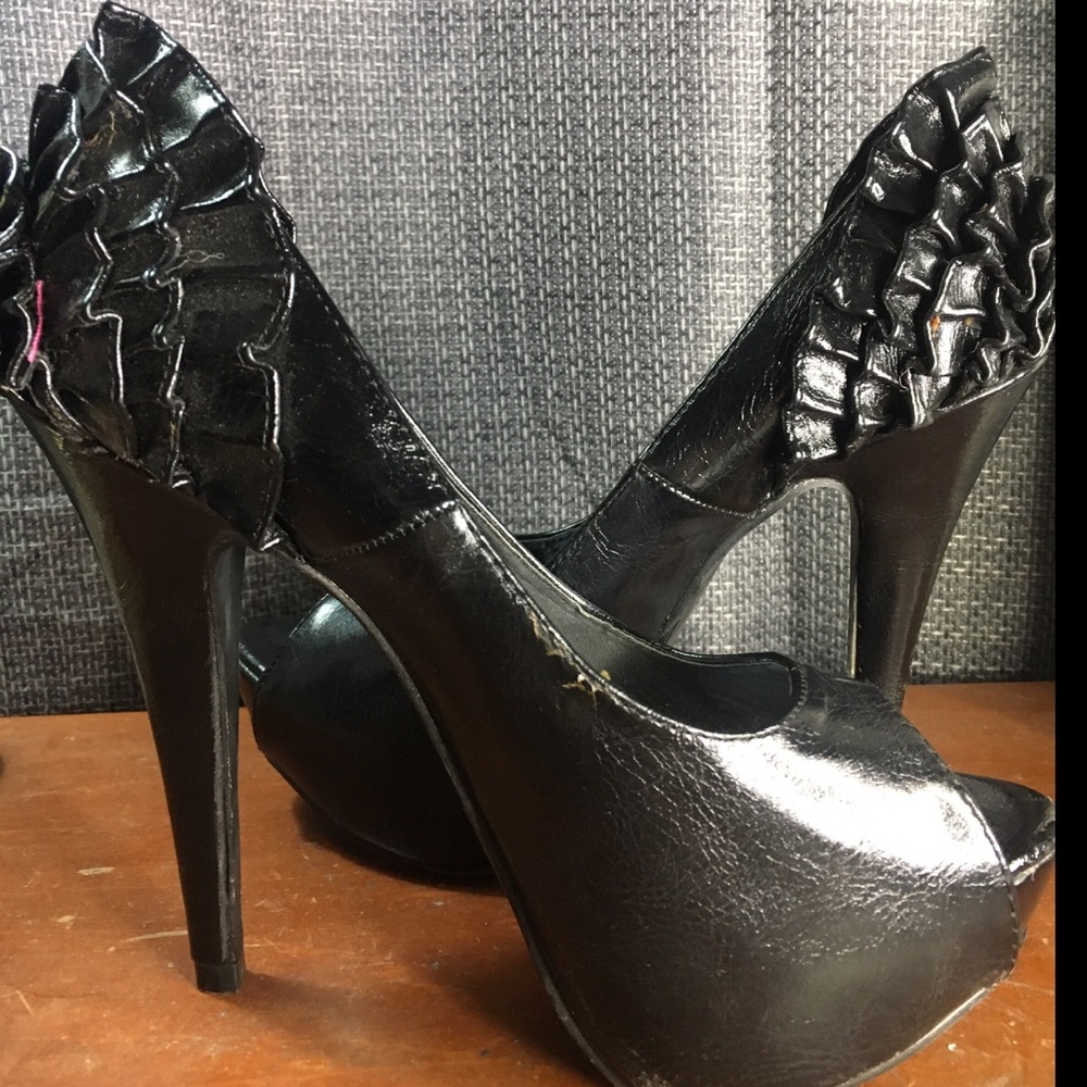 NWOT Qupid Ruffle Women’s Heels sz 5.5